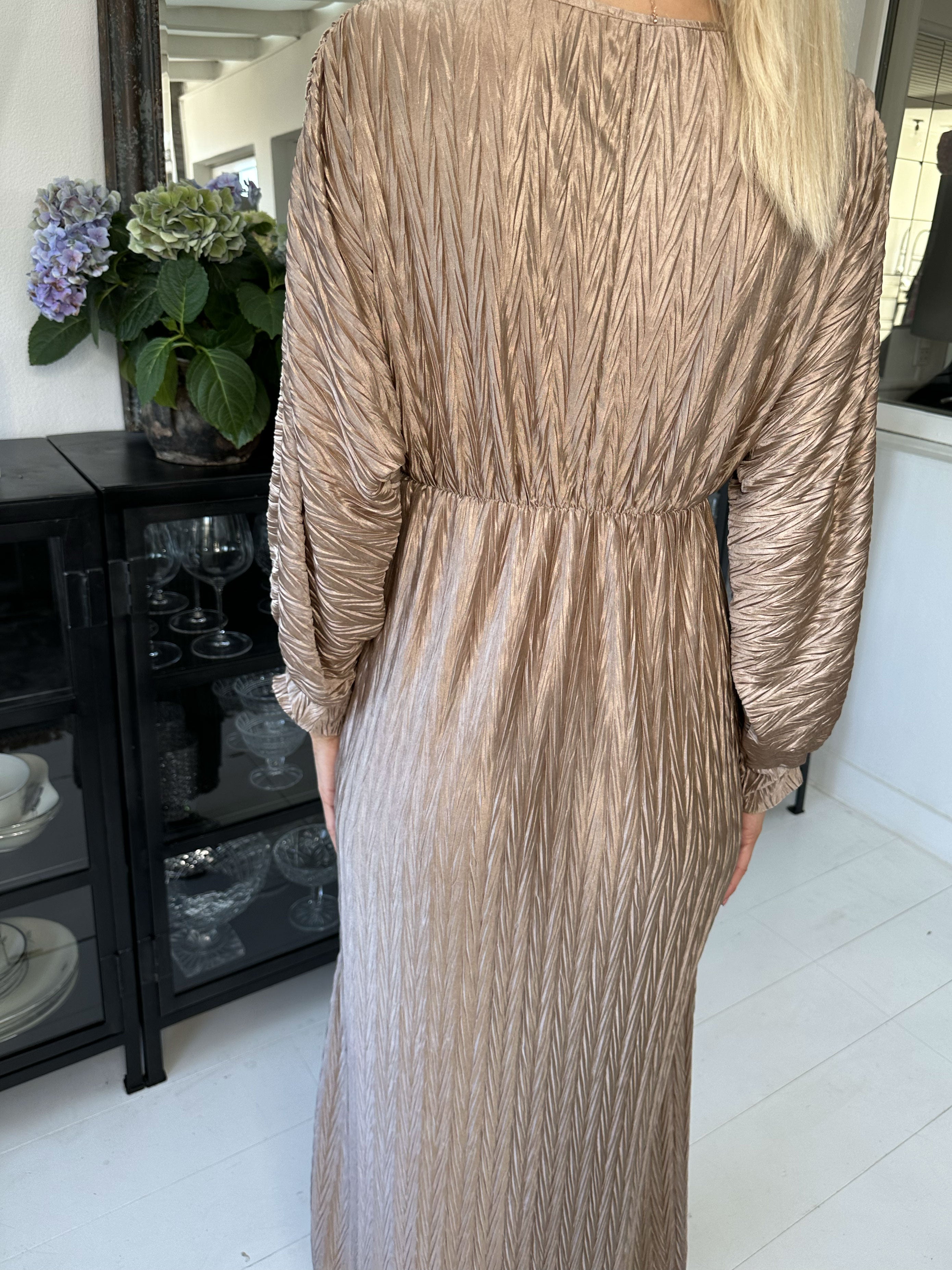 Love - Lang smuk plisseret kjole i shiny stof